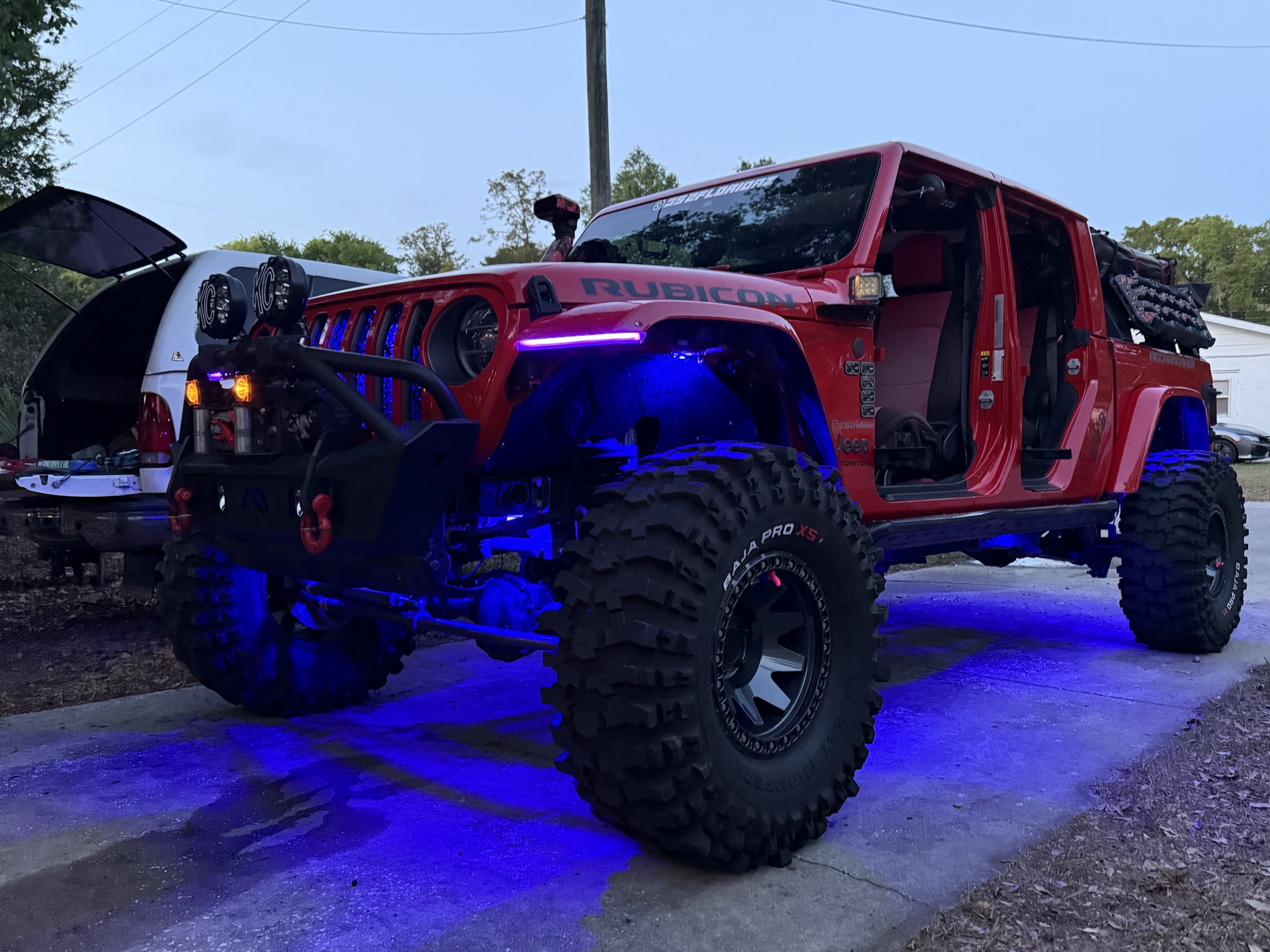 NeckBreaker Jeep Gladiator front driveway lighting